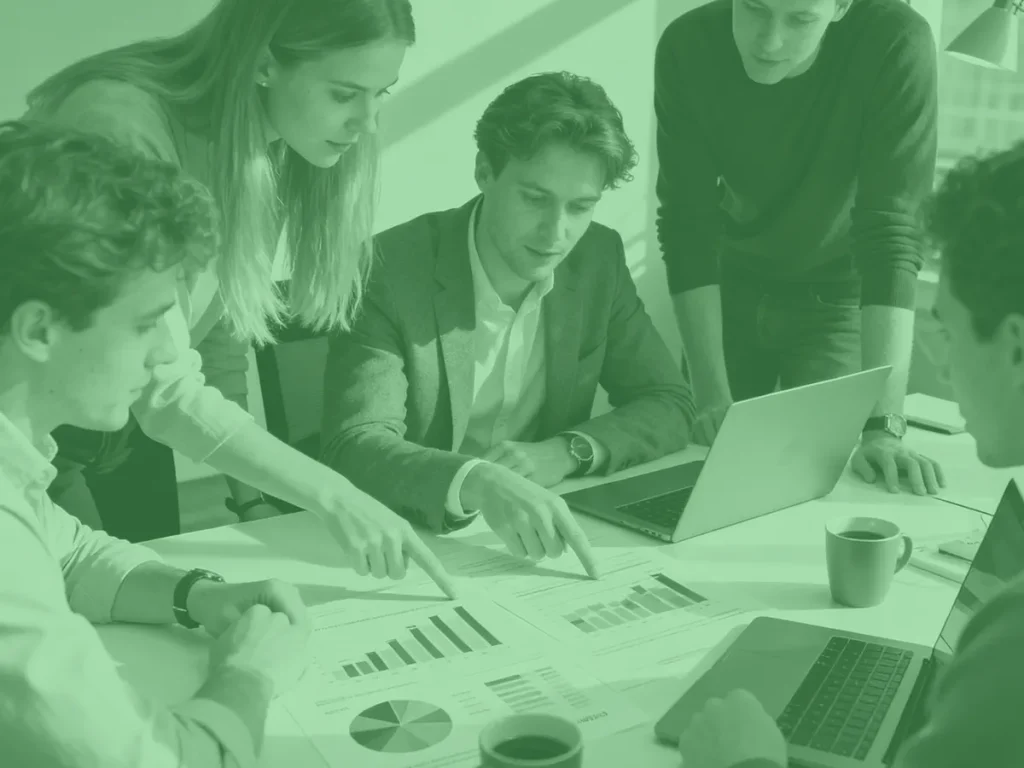 Marketingteam analyseert conversiedata om te ontdekken waarom een webwinkel niet genoeg omzet genereert.